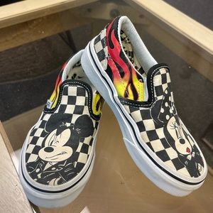 Kids CLASSIC SLIP-ON
Disney Mickey & Minnie VANS